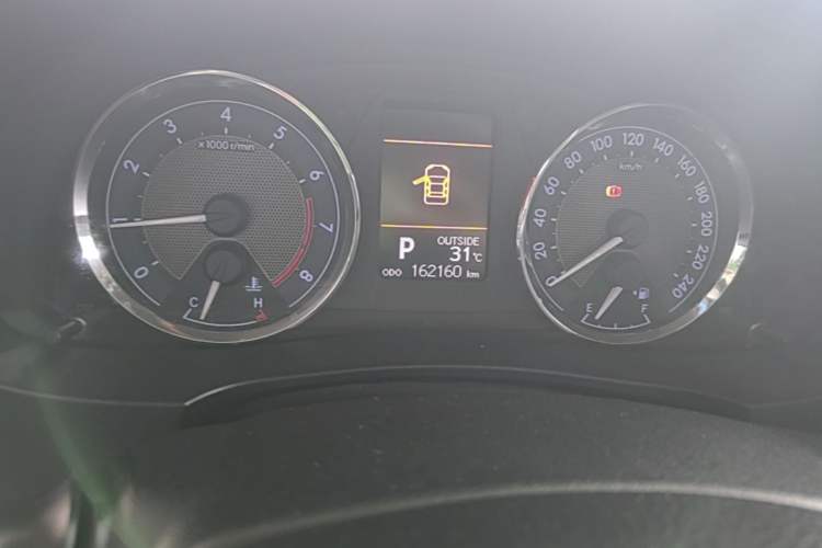 Used Toyota Corolla 2014 1.6L CVT GL-i Odometer Close Up