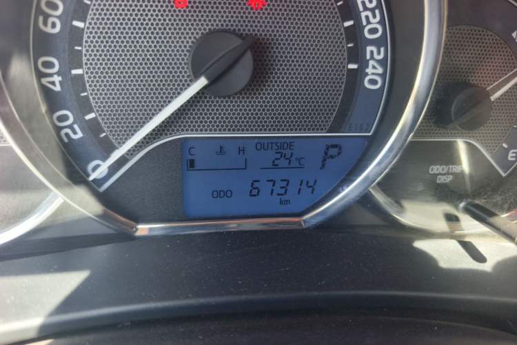 Used Toyota Corolla 2014 1.6L CVT GL Odometer Close Up