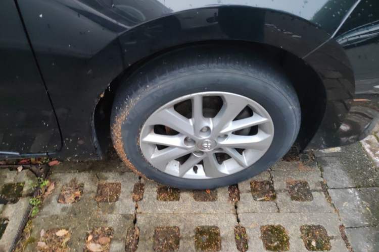 Used Toyota Corolla 2014 1.6L CVT GLX-i Right Front Wheel Hub
