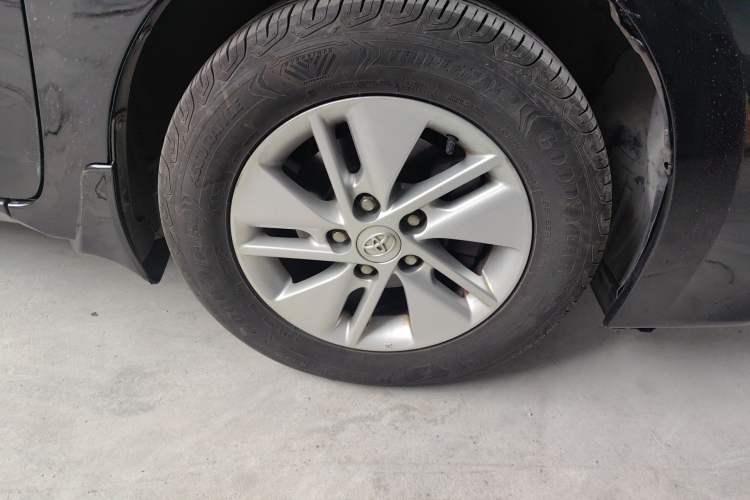 Used Toyota Corolla 2014 1.6L CVT GL-i Right Front Wheel Hub
