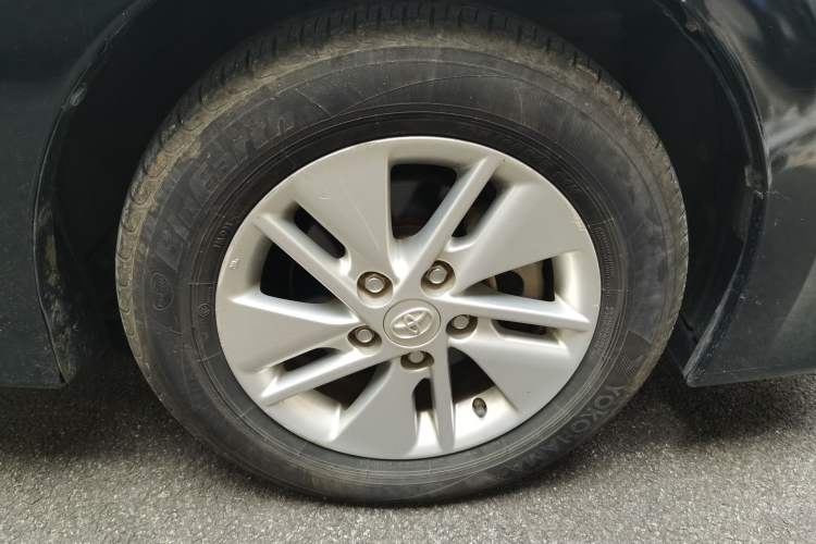 Used Toyota Corolla 2014 1.6L CVT GL-i Right Front Wheel Hub