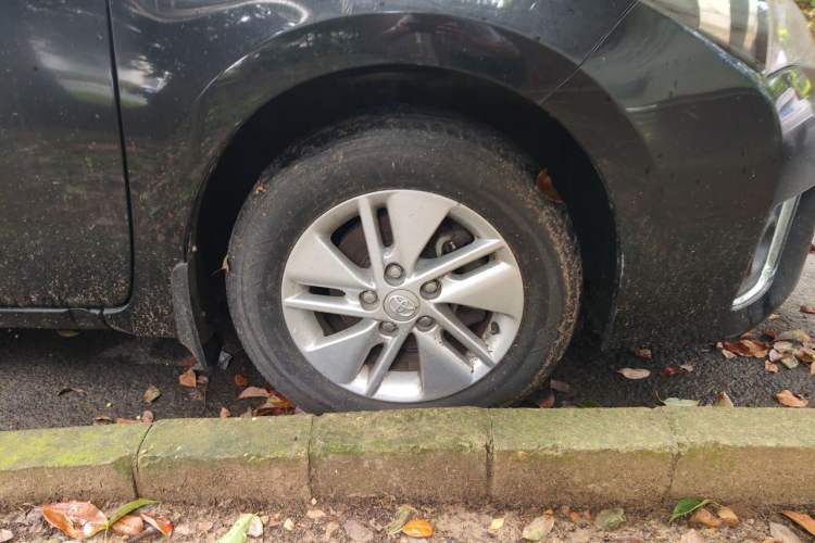Used Toyota Corolla 2014 1.6L CVT GL Right Front Wheel Hub