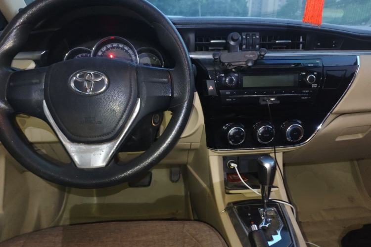 Used Toyota Corolla 2014 1.6L CVT GL Center Console