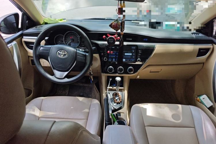Used Toyota Corolla 2014 1.6L CVT GL Center Console