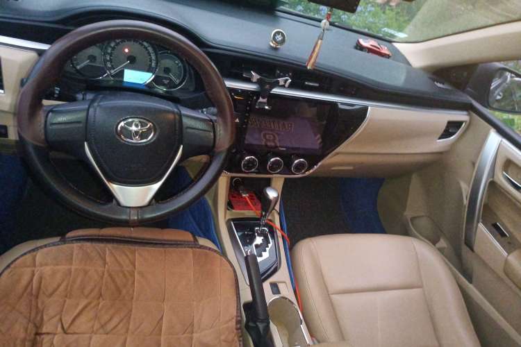 Used Toyota Corolla 2014 1.6L CVT GL Center Console