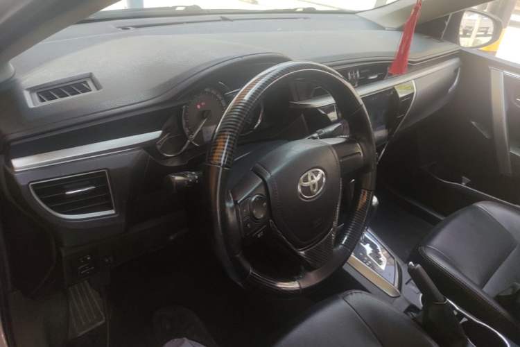 Used Toyota Corolla 2014 1.6L CVT GL Center Console