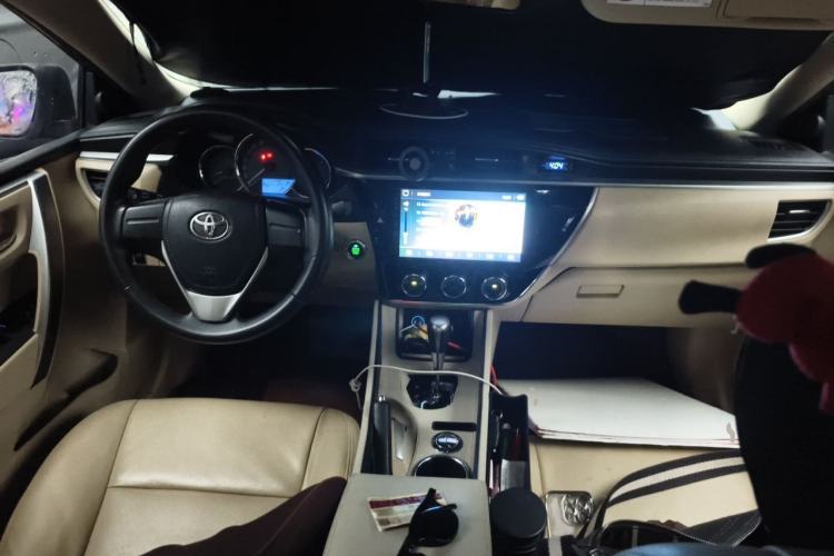 Used Toyota Corolla 2014 1.6L CVT GL Center Console