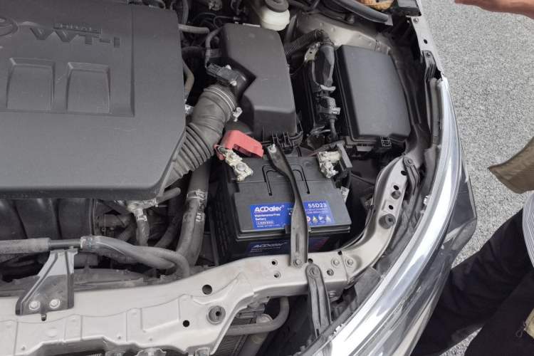 Used Toyota Corolla 2014 1.6L CVT GLX-i Engine Bay Left