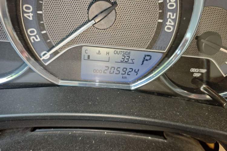 Used Toyota Corolla 2014 1.6L CVT GL Odometer Close Up