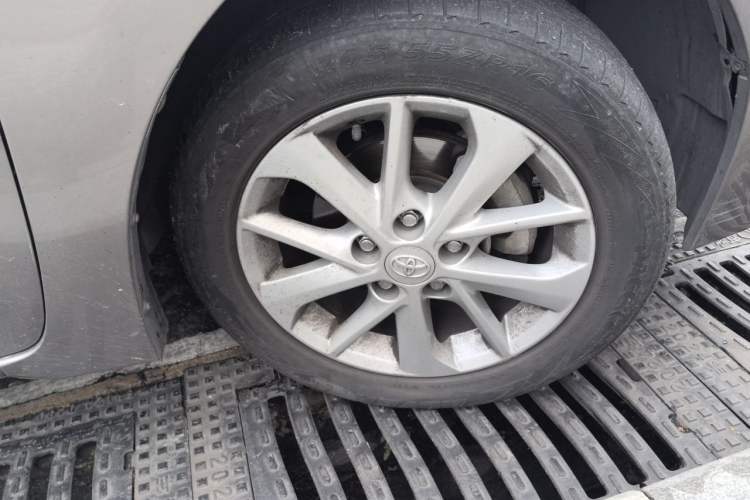 Used Toyota Corolla 2014 1.6L CVT GLX-i Right Front Wheel Hub