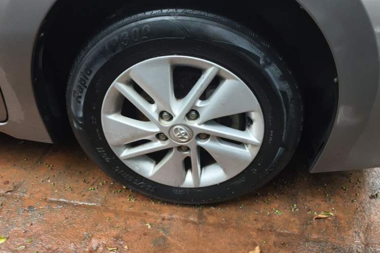 Used Toyota Corolla 2014 1.6L CVT GL Right Front Wheel Hub