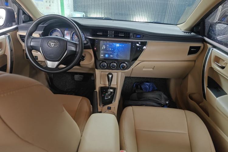 Used Toyota Corolla 2014 1.6L CVT GL-i Center Console
