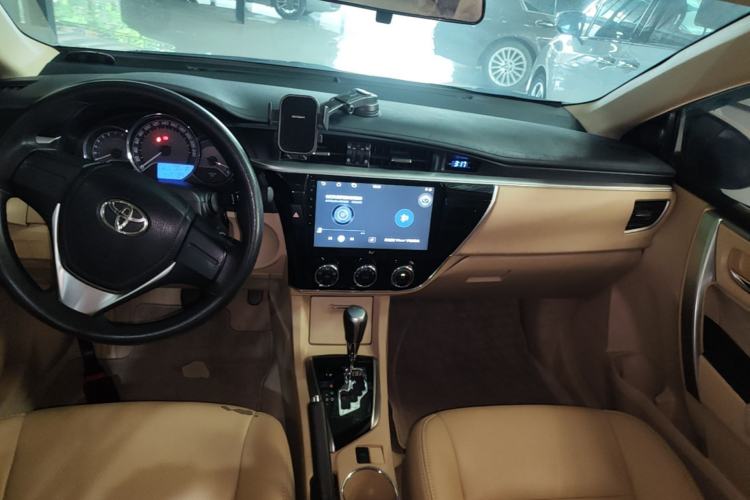 Used Toyota Corolla 2014 1.6L CVT GL Center Console