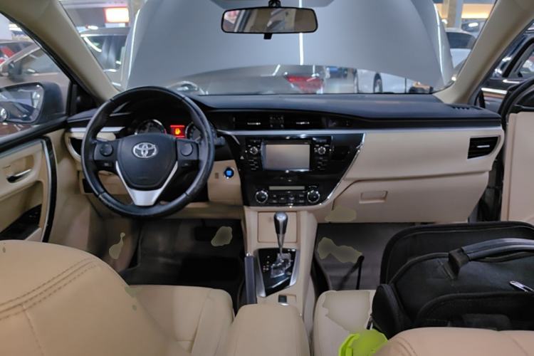Used Toyota Corolla 2014 1.6L CVT GLX-i Center Console