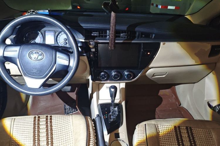 Used Toyota Corolla 2014 1.6L CVT GL-i Center Console