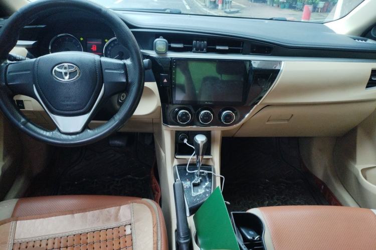 Used Toyota Corolla 2014 1.6L CVT GL-i Center Console