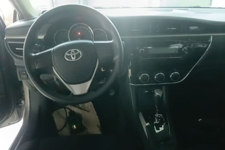 Used Toyota Corolla 2014 1.6L CVT GL Center Console