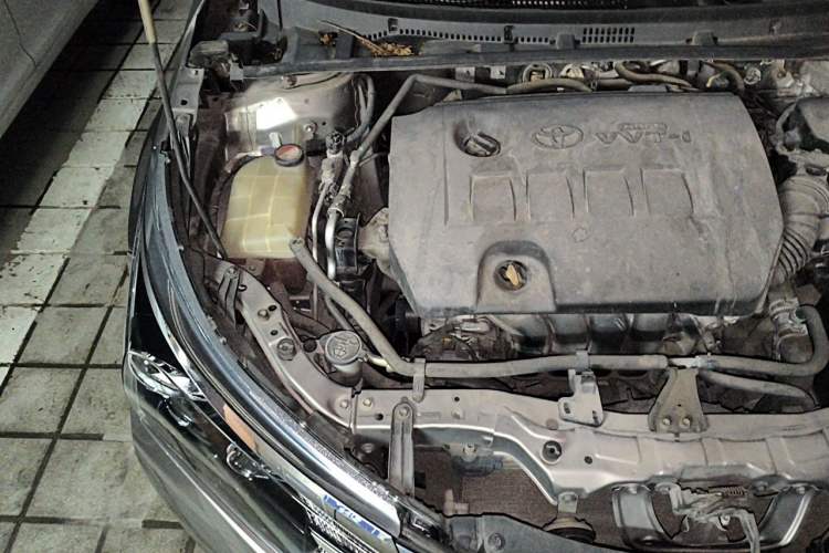 Used Toyota Corolla 2014 1.6L CVT GL Engine Bay Right