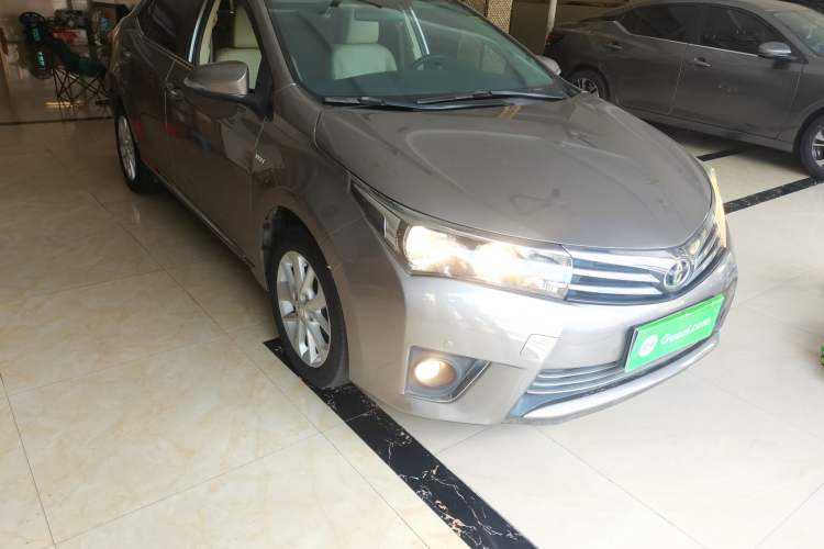 Used Toyota Corolla 2014 1.6L CVT GL-i Leather Edition Front Right 45 Deg