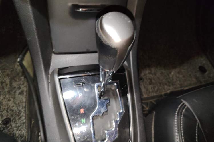 Used Toyota Corolla 2014 1.6L CVT GL-i Leather Edition Gear Lever