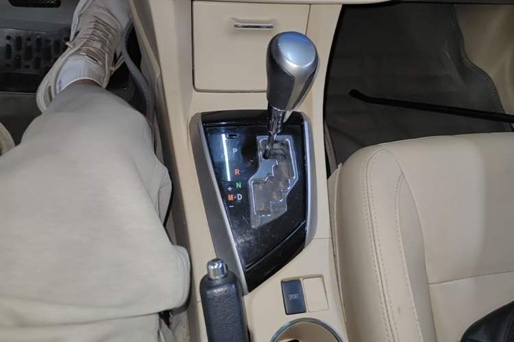 Used Toyota Corolla 2014 1.6L CVT GLX-i Gear Lever