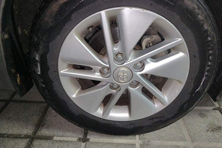 Used Toyota Corolla 2014 1.6L CVT GL Right Front Wheel Hub