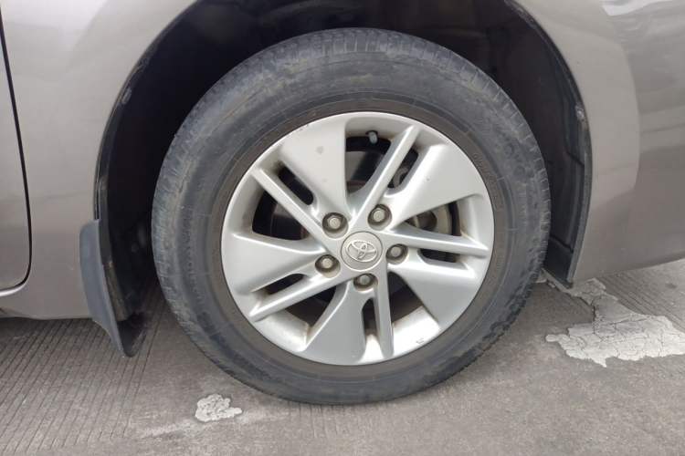 Used Toyota Corolla 2014 1.6L CVT GL Right Front Wheel Hub