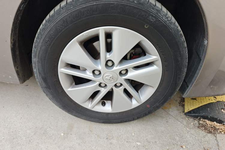 Used Toyota Corolla 2014 1.6L CVT GL Right Front Wheel Hub