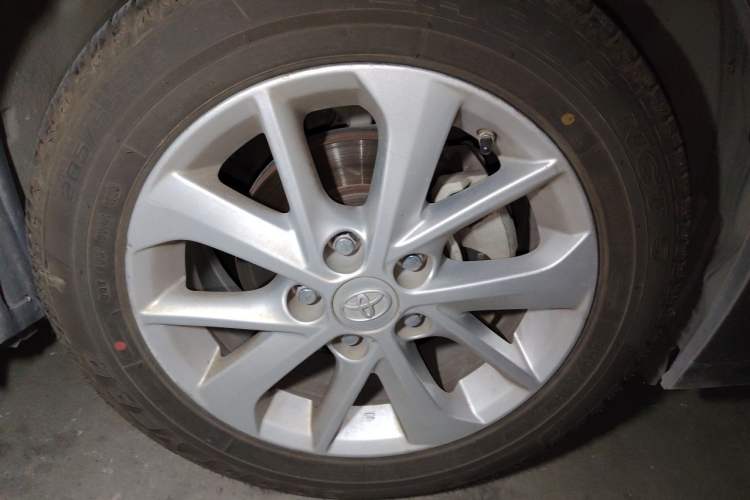 Used Toyota Corolla 2014 1.6L CVT GL-i Leather Edition Right Front Wheel Hub