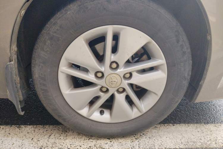 Used Toyota Corolla 2014 1.6L CVT GL-i Right Front Wheel Hub
