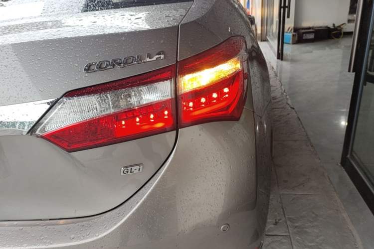 Used Toyota Corolla 2014 1.6L CVT GL-i Leather Edition Right Rear Taillight
