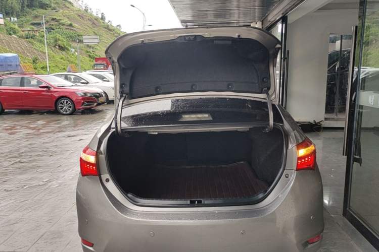 Used Toyota Corolla 2014 1.6L CVT GL-i Leather Edition Trunk