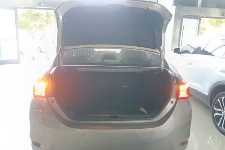 Used Toyota Corolla 2014 1.6L CVT GL Trunk