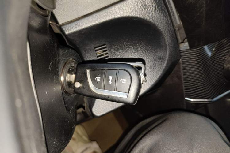 Used Toyota Corolla 2014 1.6L CVT GL-i Leather Edition Vehicle Key