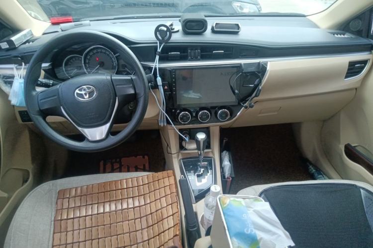 Used Toyota Corolla 2014 1.6L CVT GL Center Console
