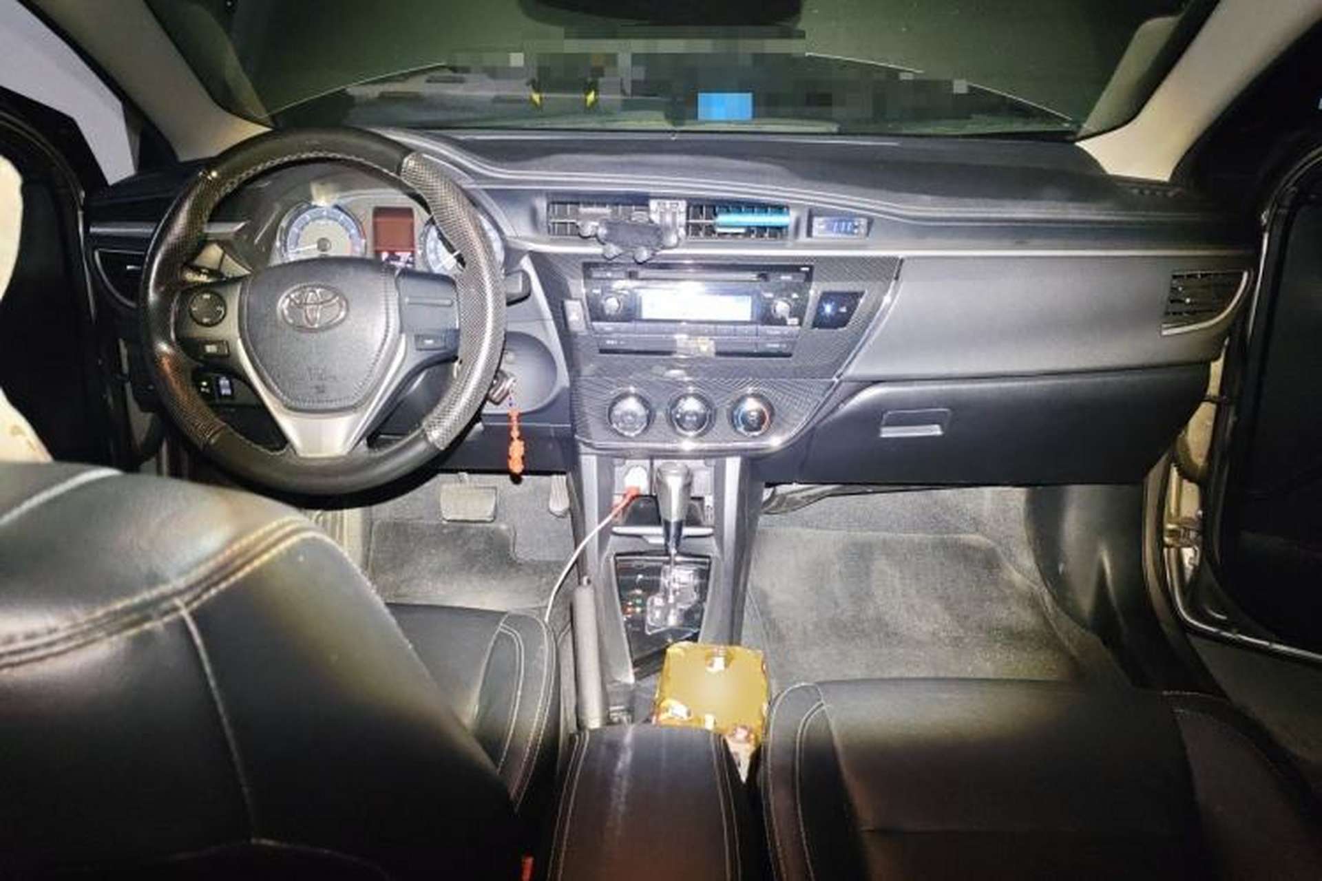 Used Toyota Corolla 2014 1.6L CVT GL-i Leather Edition Center Console