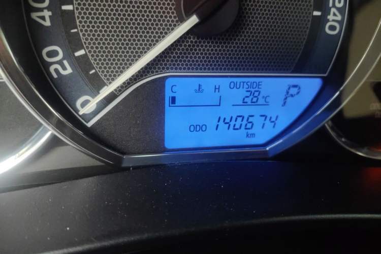 Used Toyota Corolla 2014 1.6L CVT GL-i Odometer Close Up