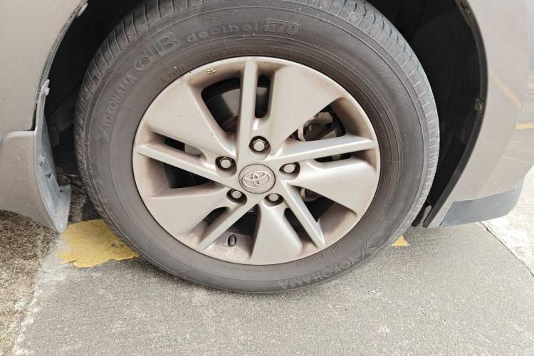 Used Toyota Corolla 2014 1.6L CVT GL-i Right Front Wheel Hub