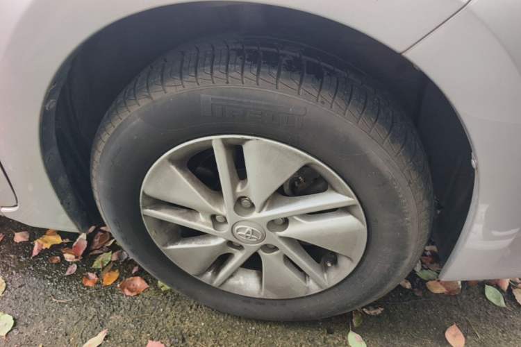 Used Toyota Corolla 2014 1.6L CVT GL Right Front Wheel Hub