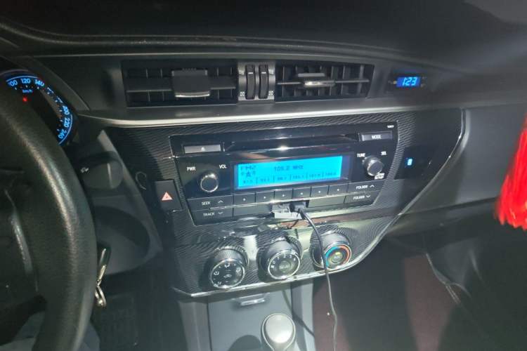Used Toyota Corolla 2014 1.6L CVT GL-i Leather Edition Audio And AC Panel