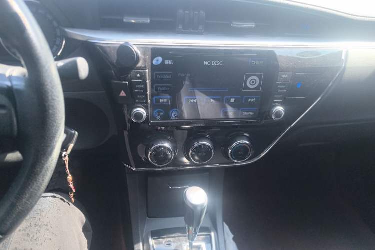 Used Toyota Corolla 2014 1.6L CVT GL-i Leather Edition Audio And AC Panel