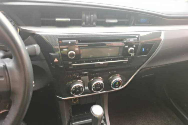 Used Toyota Corolla 2014 1.6L CVT GL-i Leather Edition Audio And AC Panel
