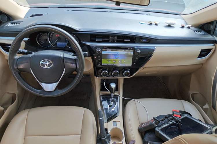 Used Toyota Corolla 2014 1.6L CVT GL Center Console