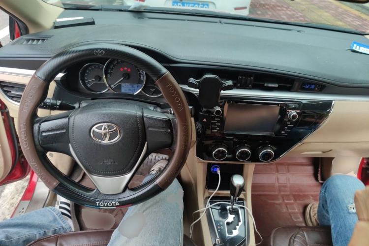 Used Toyota Corolla 2014 1.6L CVT GL Center Console