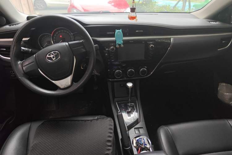 Used Toyota Corolla 2014 1.6L CVT GL Center Console