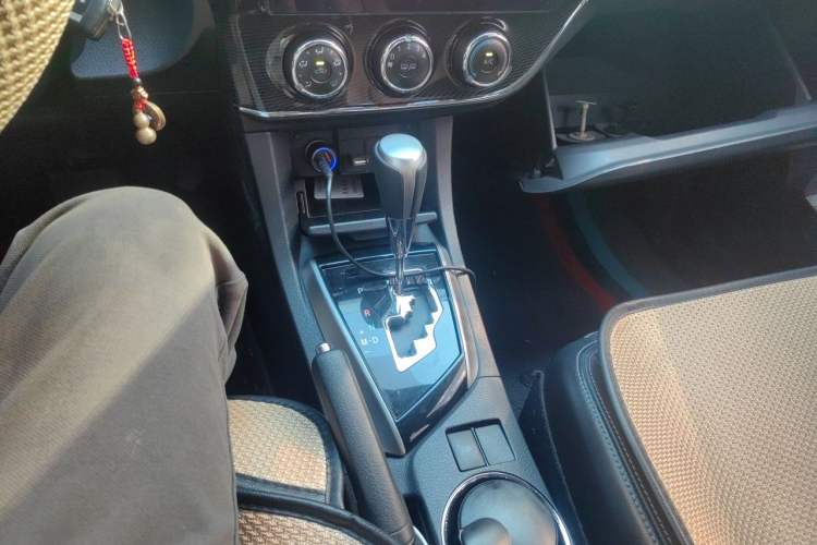 Used Toyota Corolla 2014 1.6L CVT GL-i Leather Edition Gear Lever