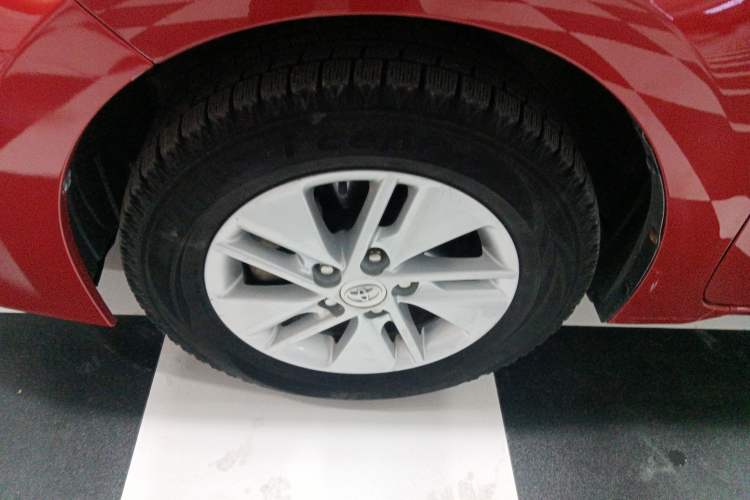 Used Toyota Corolla 2014 1.6L CVT GL Left Front Wheel Hub