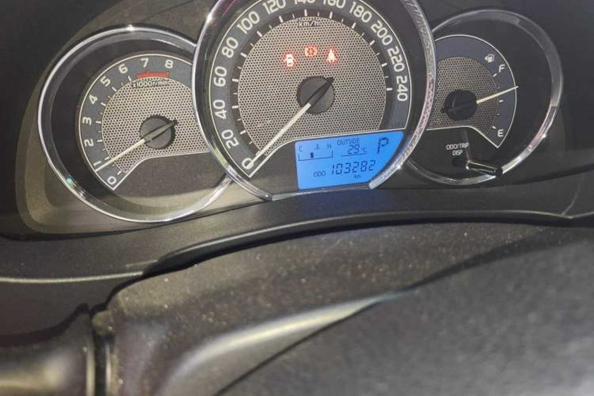 Used Toyota Corolla 2014 1.6L CVT GL Odometer Close Up