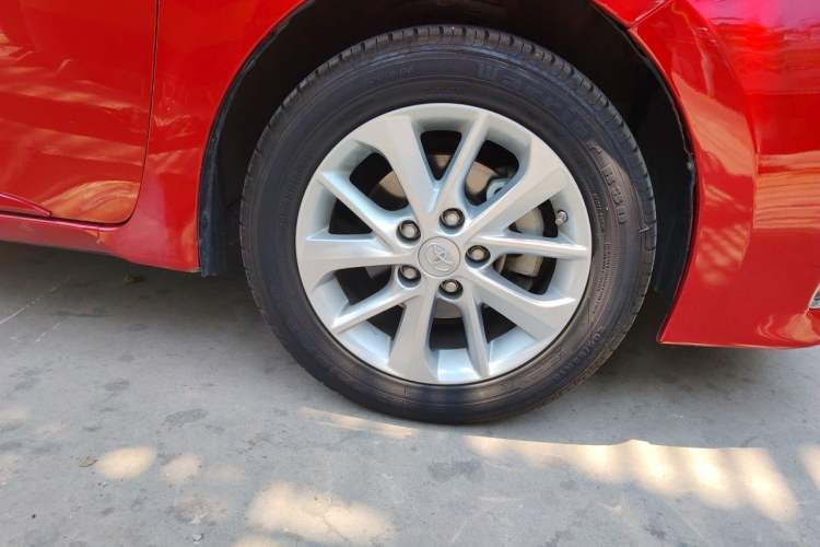 Used Toyota Corolla 2014 1.6L CVT GLX-i Right Front Wheel Hub