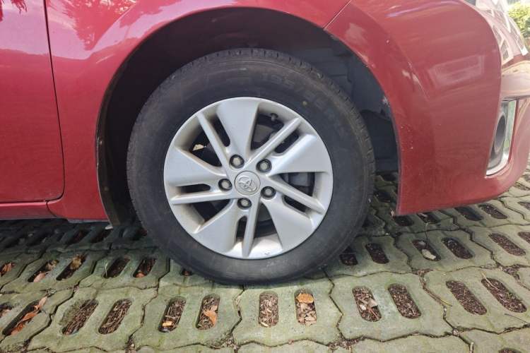 Used Toyota Corolla 2014 1.6L CVT GL Right Front Wheel Hub
